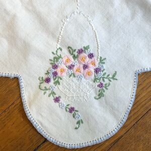 Square White Tablecloth Embroidered Flowers Basket Blue Scalloped Edge Vintage
